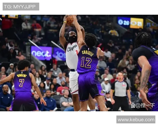 湖人勇士激战全场录像回顾精彩瞬间与关键时刻分析 湖人勇士激战全场录像回顾精彩瞬间与关键时刻分析